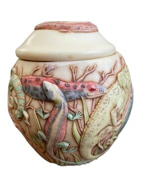 Harmony Kingdom Jardinia “The Masquerade” Lizard Collage Lidded Cachepot